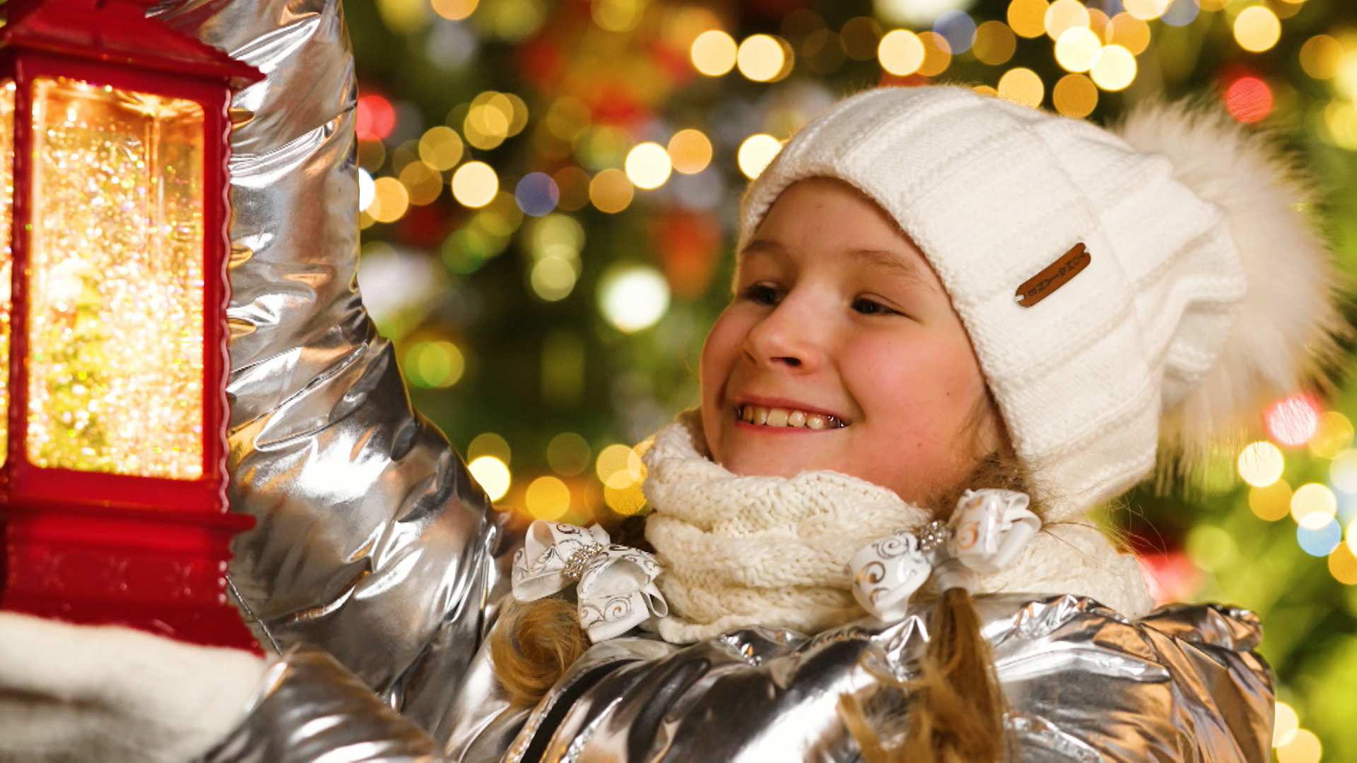 Бьют часы на Спасской башне