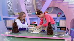 Мастерская УМЕЛЫЕ РУЧКИ. К юбилею канала «Карусель». Выпуск 254. Ёлочка из шишек