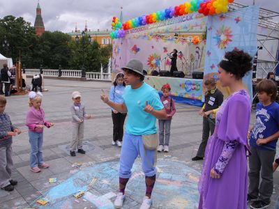 Юные участники конкурса телеканала «Карусель» разукрасили Манежную площадь