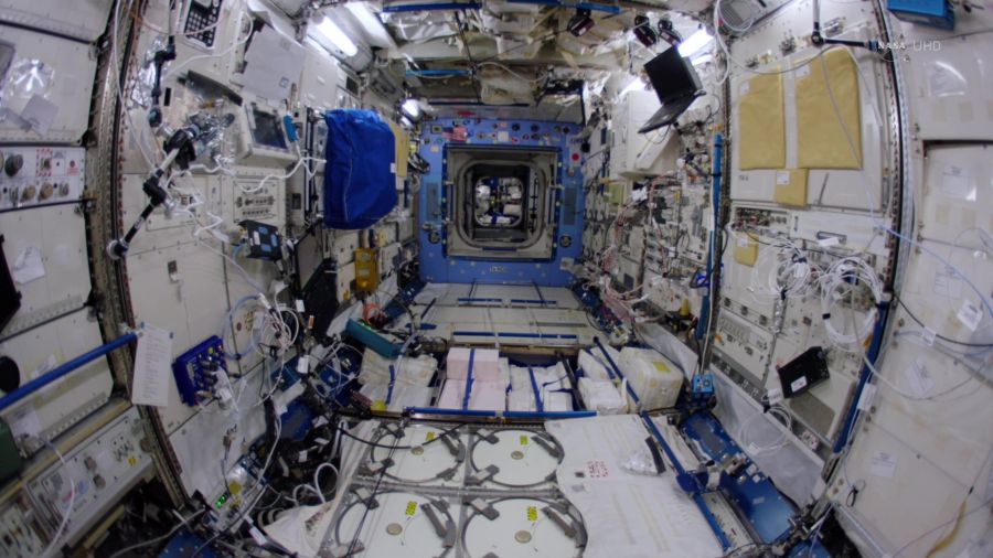 Внутри космической станции