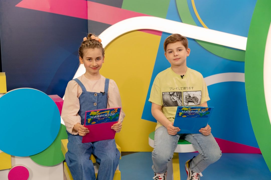 детский квн канал карусель 2017. навигатор карусель ведущие. 3. навигатор у нас гости. ведущая канала карусель.